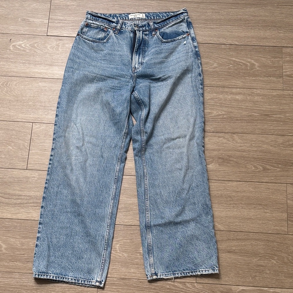 Abercrombie & Fitch The Loose High Rise Light Blue Denim Jeans (6 short)